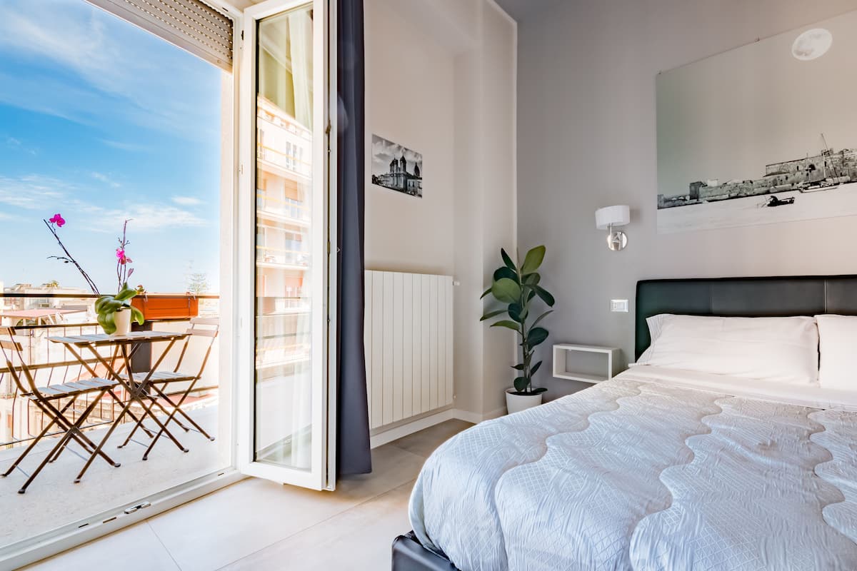 Habitación doble Deluxe, balcón, vista parcial al mar | Sábanas italianas Frette, ropa de cama de alta calidad y edredón
