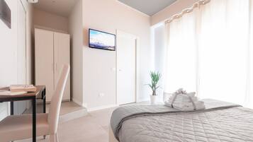 Quarto casal luxo, sacada, vista parcial para o mar | Lençóis italianos Frette, roupas de cama premium, edredons de pluma
