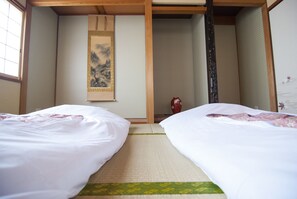 Japanese Style Townhouse | Desk, free WiFi