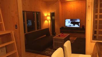 Cottage up to 6 Guests, Private Bathroom | Living area