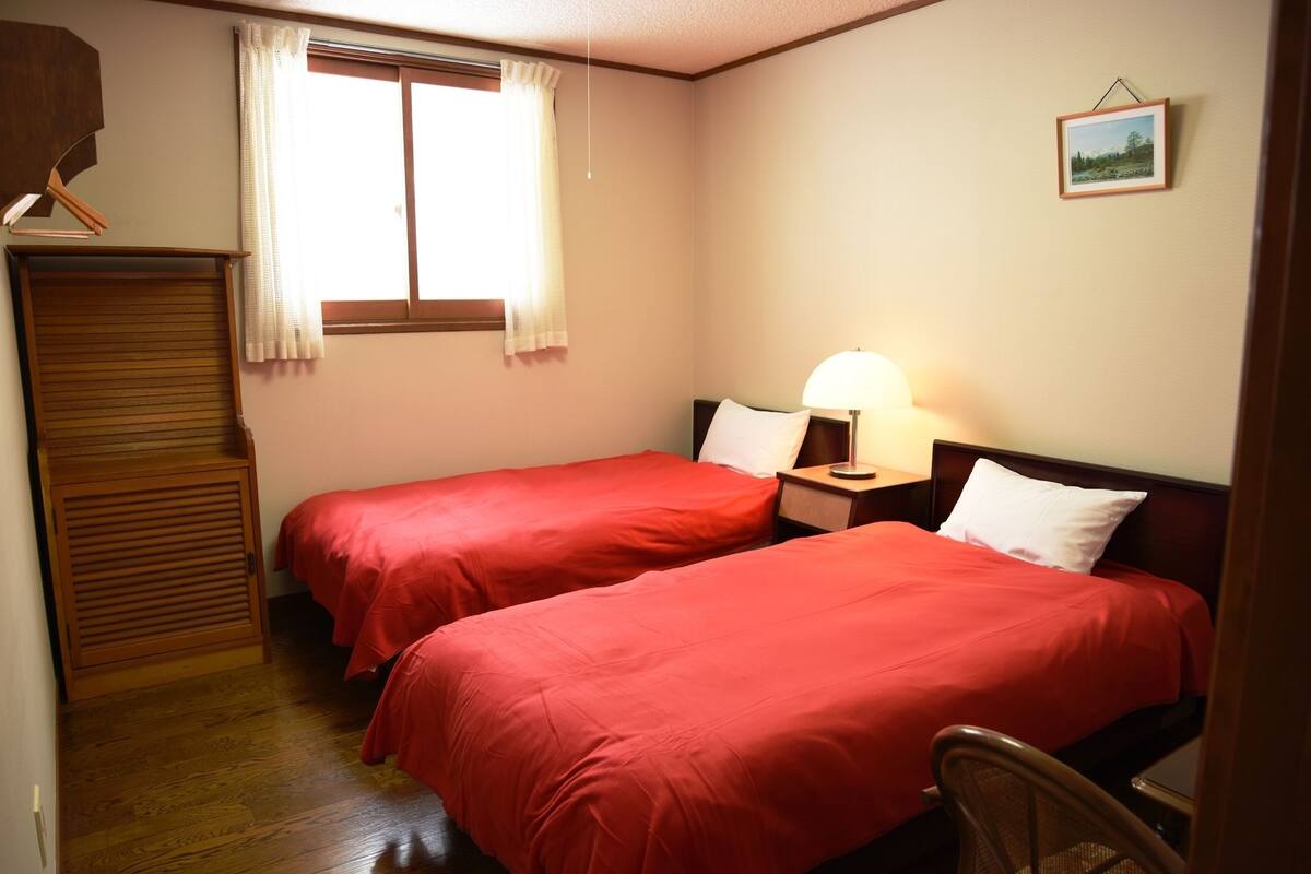 Chambre Standard avec lits jumeaux, 2 lits jumeaux, salle de bains commune | Accès au Wi-Fi (inclus), literie fournie
