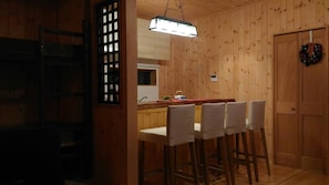 Ferienhaus, eigenes Bad (up to 6 Guests) | Essbereich im Zimmer