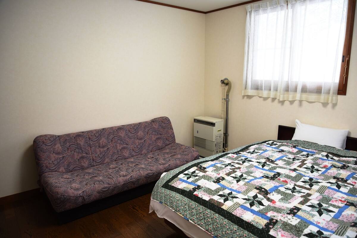 Chambre Standard double, salle de bains commune (with Sofa Bed) | Accès au Wi-Fi (inclus), literie fournie