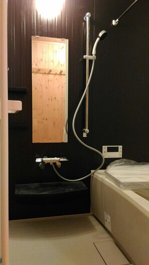 Cottage up to 6 Guests, Private Bathroom	 | Bathroom | Free toiletries, slippers, towels