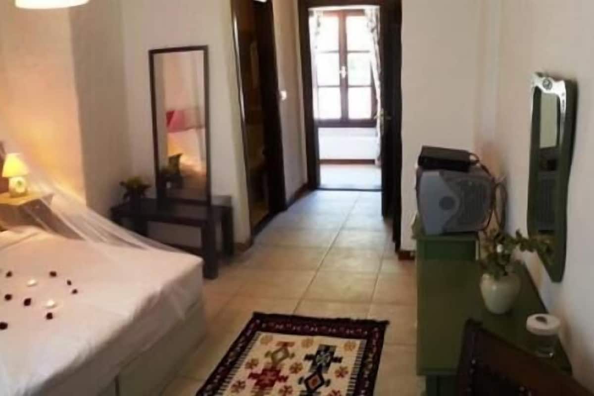 Minibar, in-room safe, iron/ironing board, free cots/infant beds