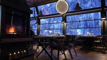 Melayani sarapan, makan siang, makan malam; sajian masakan Turki