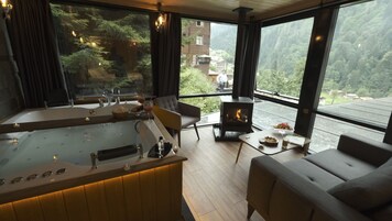 Corner Suite with Jacuzzi and Fireplace | 高档床上用品、迷你吧、隔音、熨斗/熨板