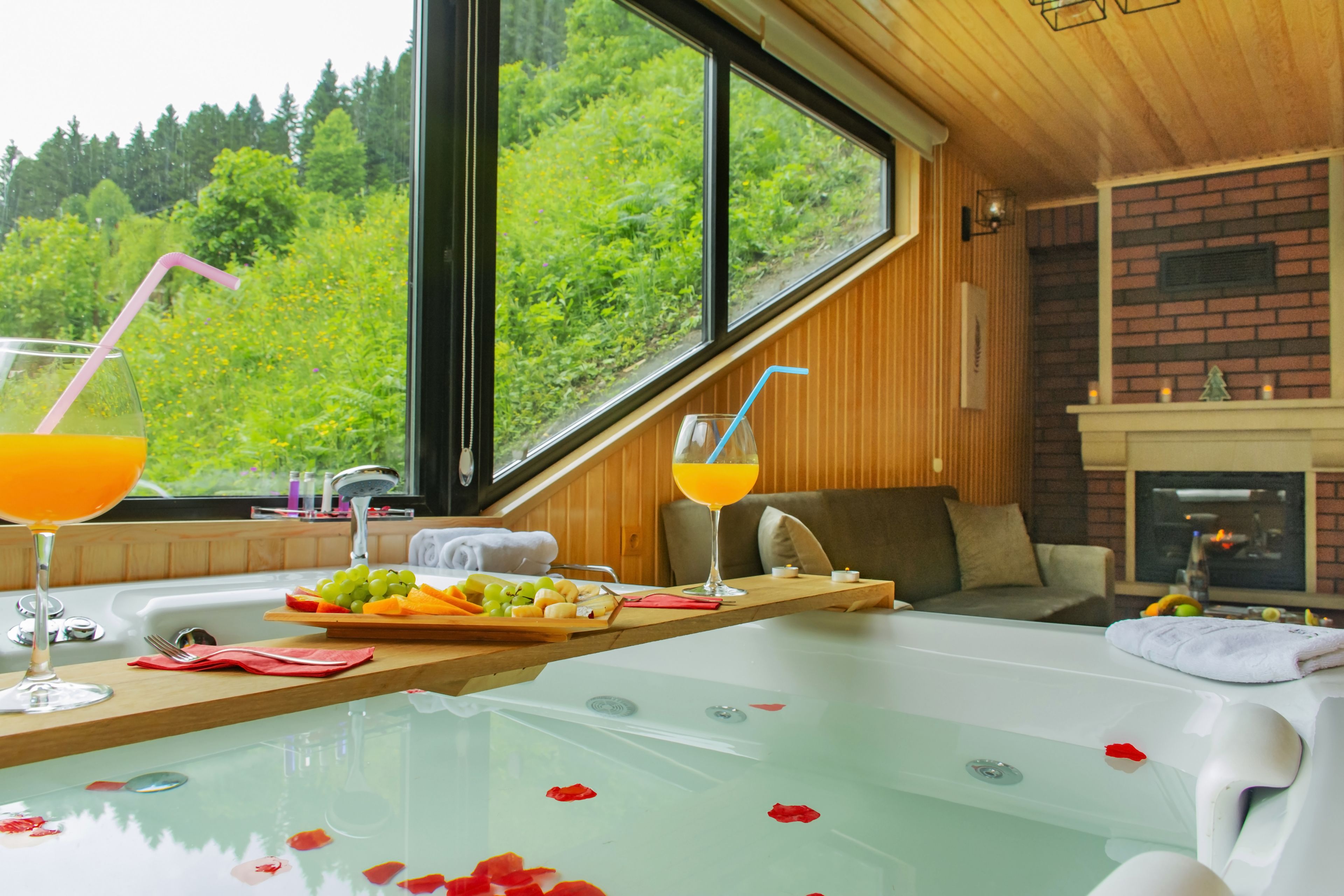 Queen Suite, Fireplace, Waterfall View, Jakuzi | Ylelliset vuodevaatteet, minibaari, äänieristys, silitysrauta/-lauta