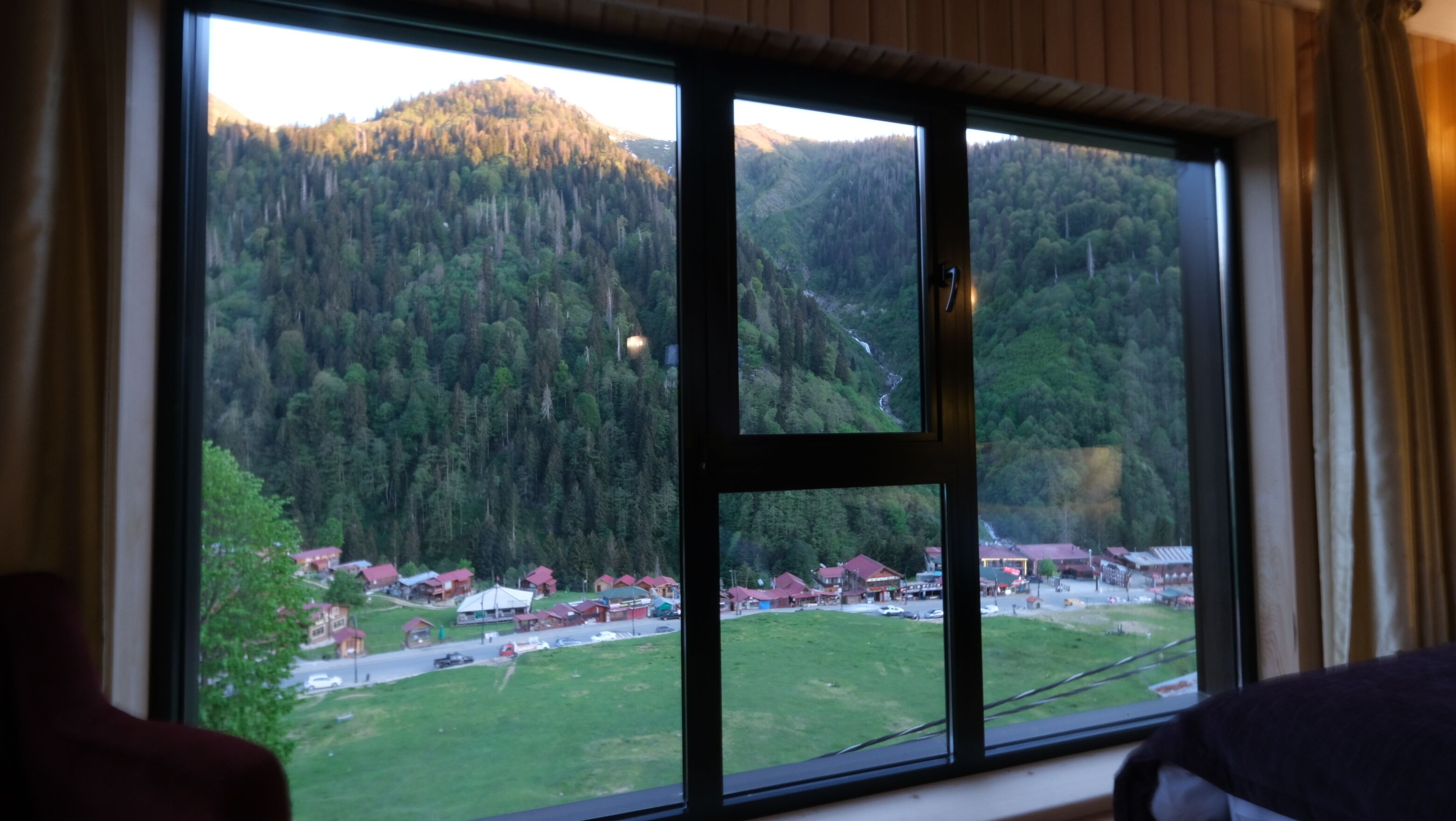 deluxe, fireplace, waterfall view | 1 bedroom, premium bedding, minibar, soundproofing