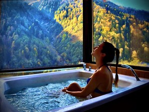 Queen Suite, Fireplace, Waterfall View, Jakuzi | 高档床上用品、迷你吧、隔音、熨斗/熨板