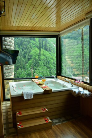Queen Suite, Fireplace, Waterfall View, Jakuzi - Ayder Villa de Pelit Hotel (Camlihemsin)