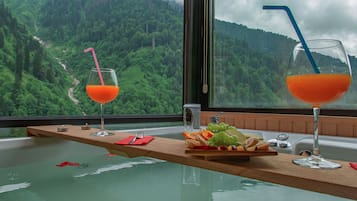Queen Suite, Fireplace, Waterfall View, Jakuzi | Premium bedding, minibar, soundproofing, iron/ironing board