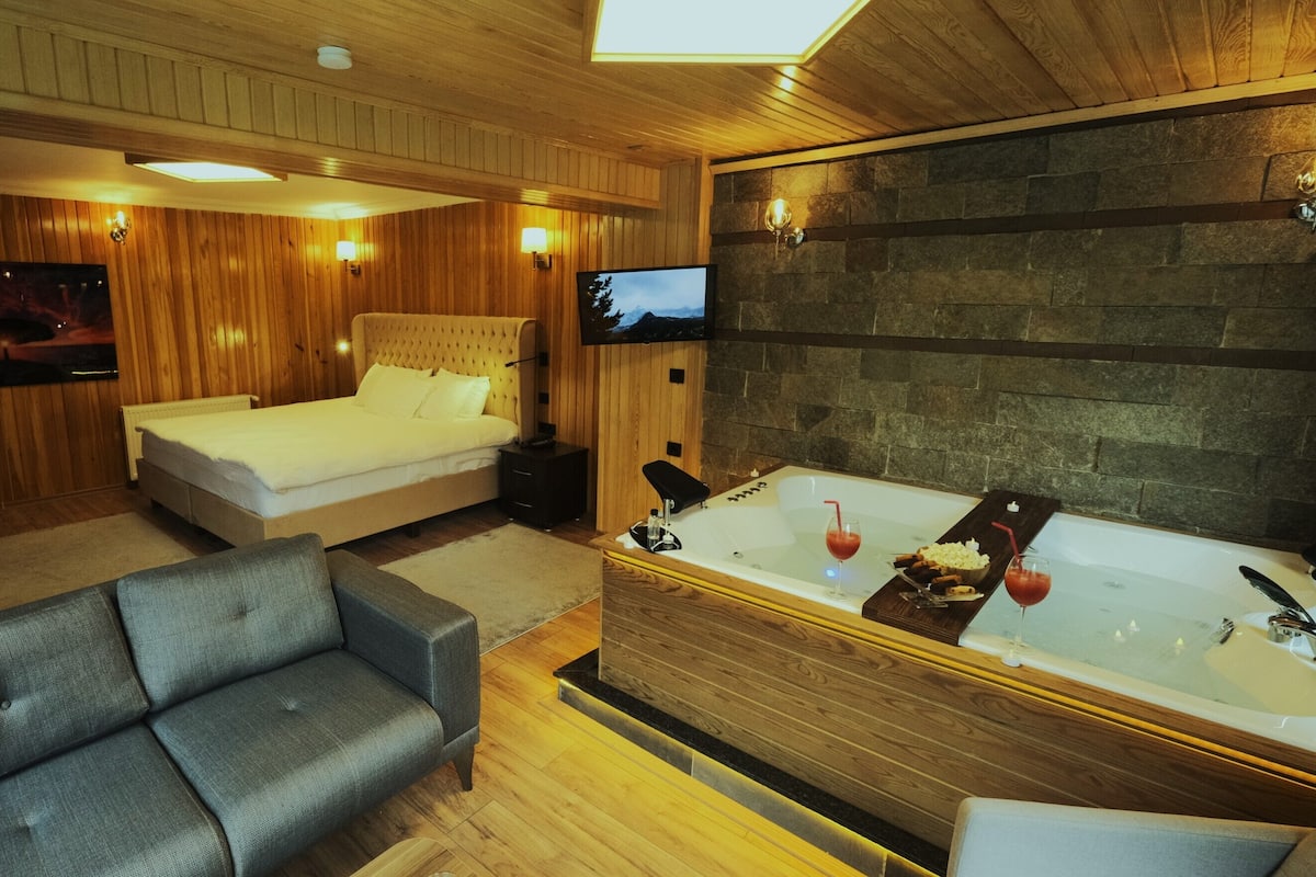 Corner Suite with Jacuzzi and Fireplace | 1 bedroom, premium bedding, minibar, soundproofing