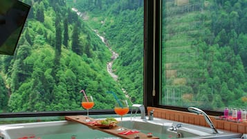 Queen Suite, Fireplace, Waterfall View, Jakuzi | 1 phòng ngủ, bộ đồ giường cao cấp, minibar, phòng cách âm