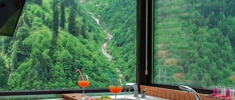 Queen Suite, Fireplace, Waterfall View, Jakuzi | Hochwertige Bettwaren, Minibar, schallisolierte Zimmer