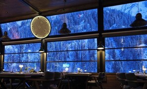 Der serveres morgenmad, frokost, aftensmad og tyrkiske retter 