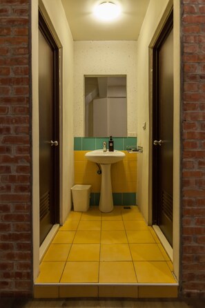 Gemeinsamer Schlafsaal, Gemischter Schlafsaal | Badezimmer | Kostenlose Toilettenartikel, Haartrockner, Hausschuhe, Handtücher