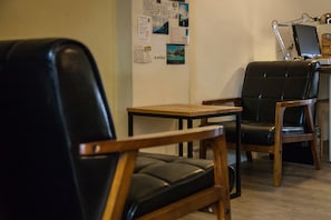 Lobby sitting area - Sleeping Boot Hostel (Hualien City)
