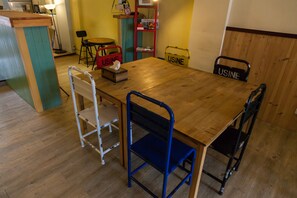 Lobby sitting area - Sleeping Boot Hostel (Hualien City)