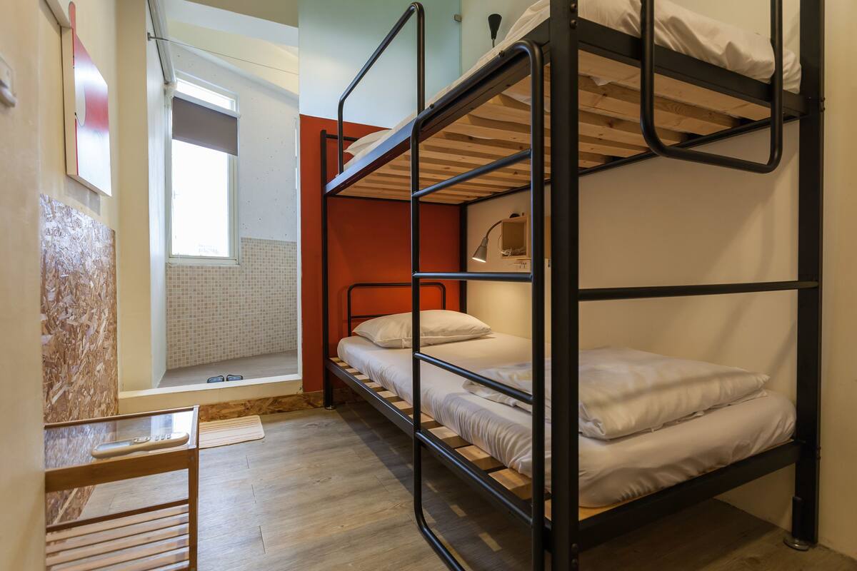 Kamar Double Standar | Tirai kedap cahaya dan Wi-Fi gratis