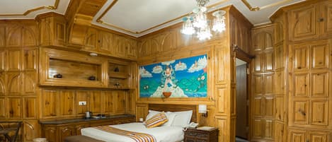 Een kluis op de kamer, een bureau, extra bedden, gratis wifi