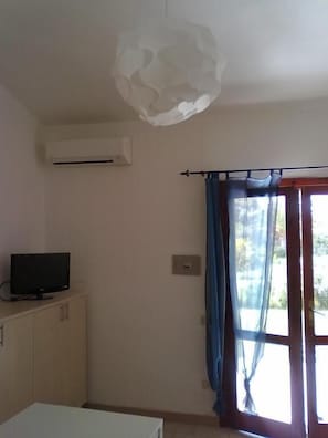 Apartamento, 2 habitaciones | Baño | Ducha, bidé y toallas