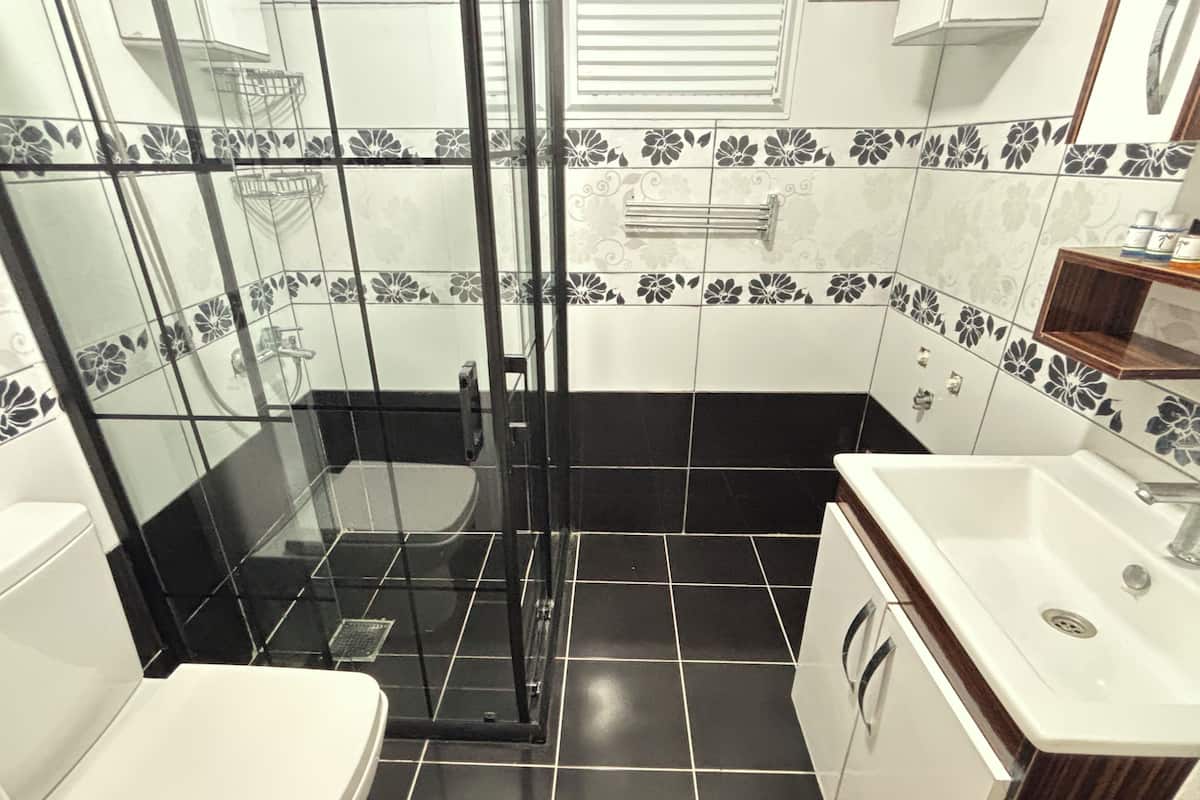 Kamar Quadruple Ekonomi | Kamar mandi | Shower, perlengkapan mandi gratis, pengering rambut, dan sandal