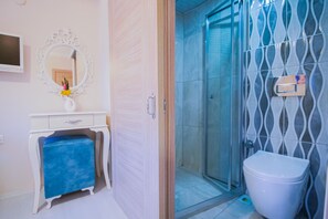 Deluxe-dobbeltværelse | Badeværelse | Bruser, gratis toiletartikler, hårtørrer, hjemmesko