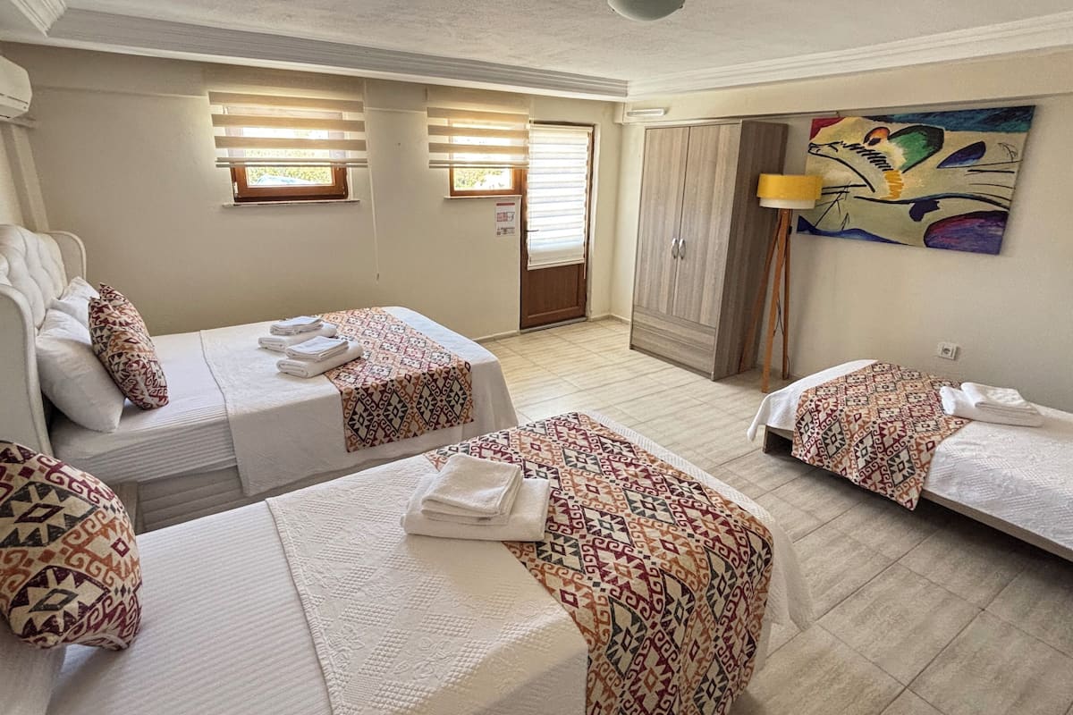 Kamar Quadruple Ekonomi | Setrika/meja setrika, Wi-Fi gratis, dan seprai linen