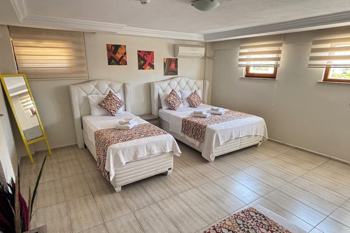 Kamar Quadruple Ekonomi | Setrika/meja setrika, Wi-Fi gratis, dan seprai linen