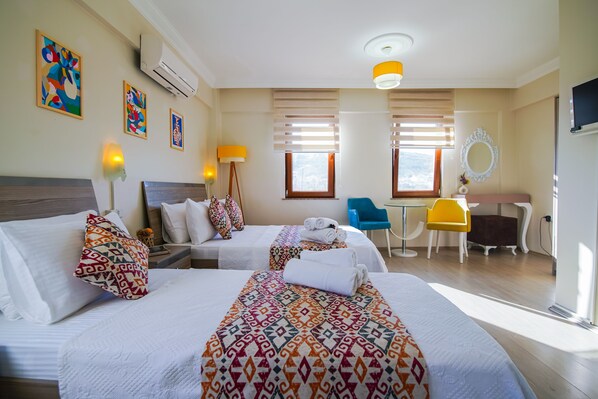 Comfort-Dreibettzimmer, Stadtblick | Bügeleisen/Bügelbrett, kostenloses WLAN, Bettwäsche