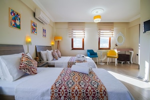 Quarto triplo conforto, vista para a cidade | Ferros/tábuas de passar roupa, Wi-Fi de cortesia, roupa de cama
