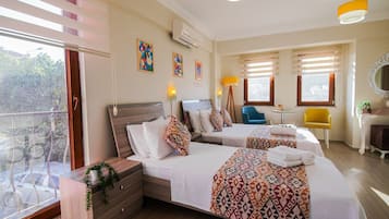 Habitación triple Confort, vista a la ciudad | Tabla de planchar con plancha, wifi gratis y ropa de cama