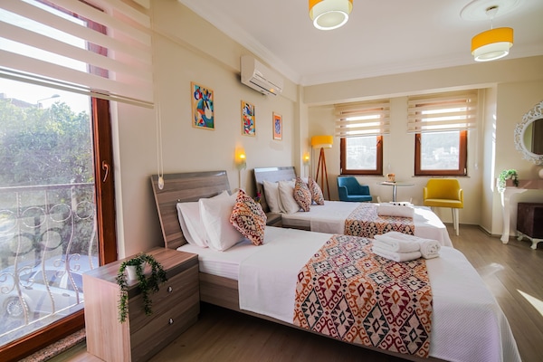 Comfort-Dreibettzimmer, Stadtblick | Bügeleisen/Bügelbrett, kostenloses WLAN, Bettwäsche