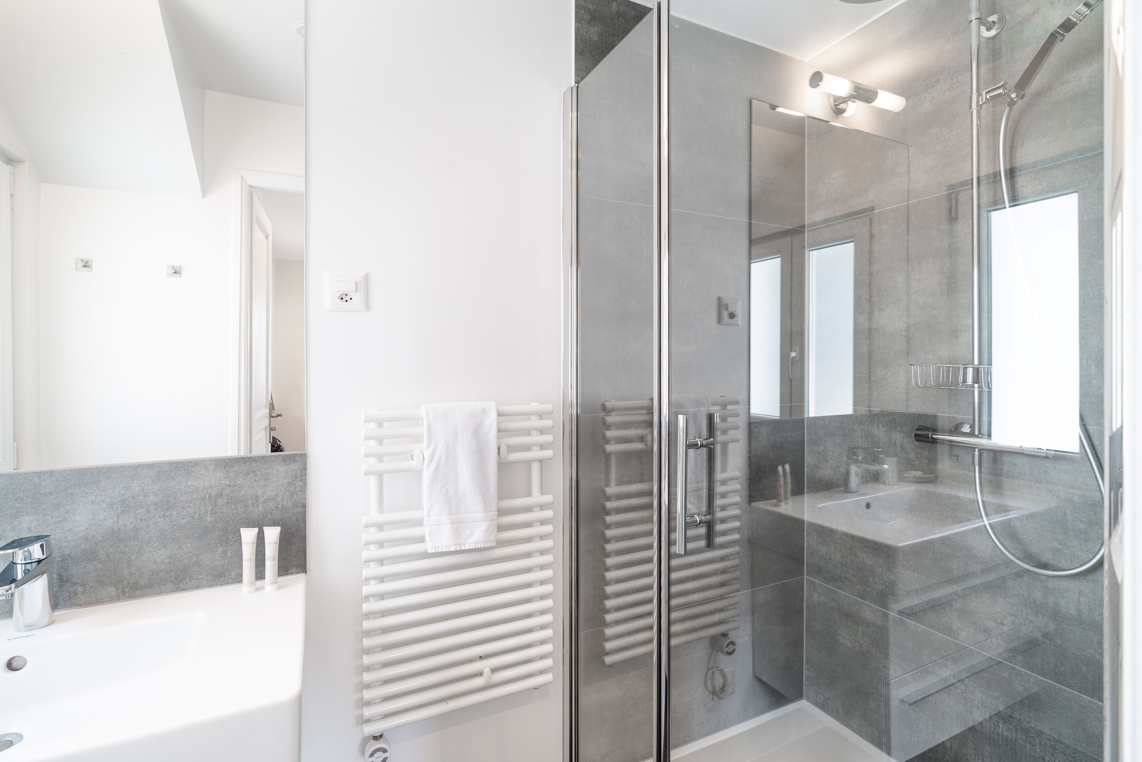 2 chambres, chambres insonorisées, lits bébé (gratuits)