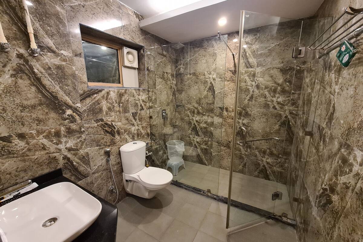 deluxe double or twin room | bathroom | shower, eco-friendly toiletries, hair dryer, slippers