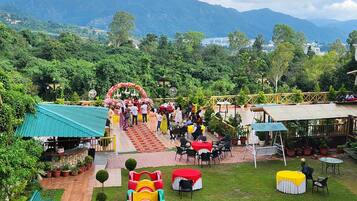 Un parque con un área de juegos, mesas de picnic y un escenario para eventos.