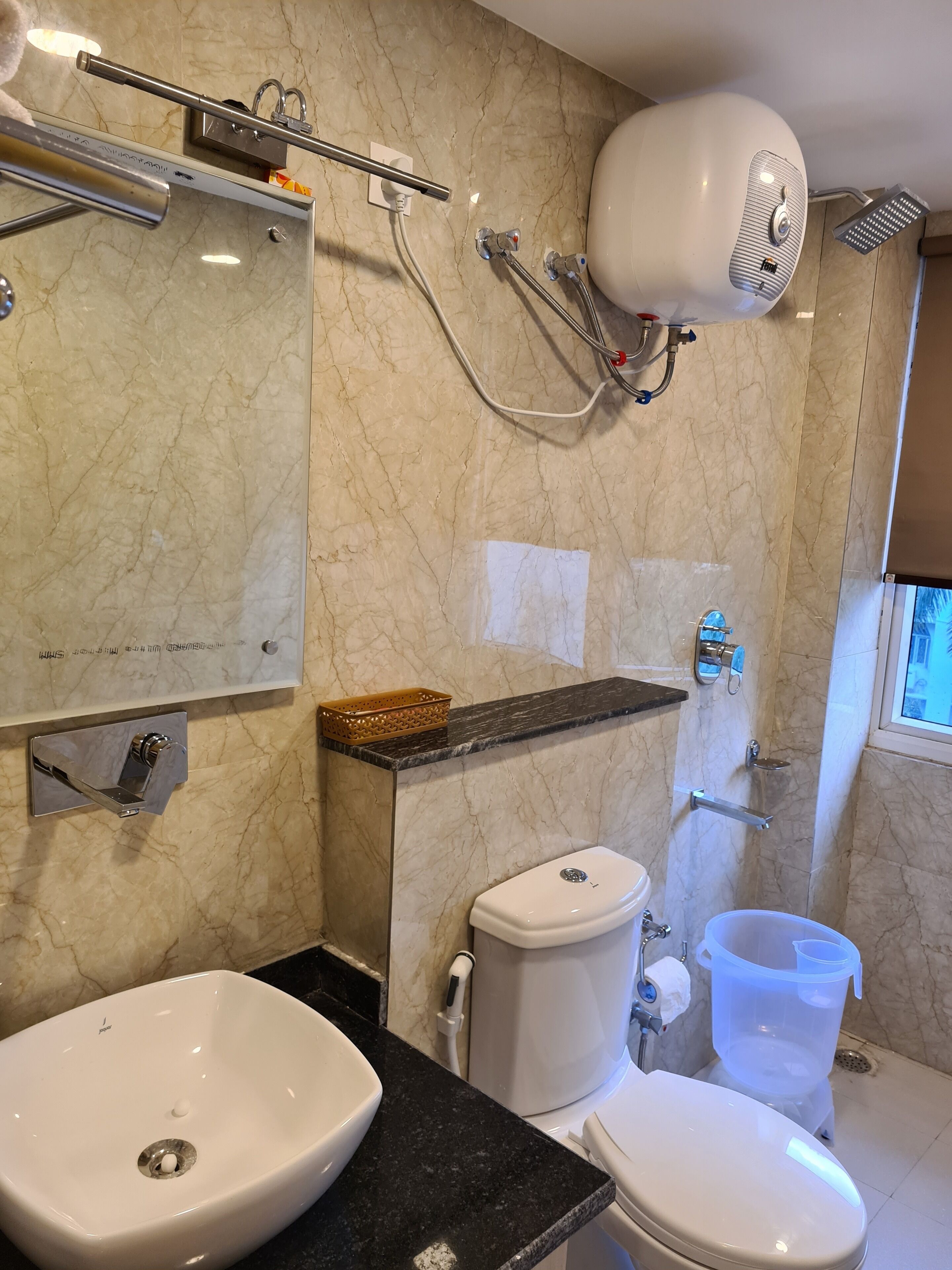 executive double room, 1 king bed, hill view | bathroom | shower, eco-friendly toiletries, hair dryer, slippers