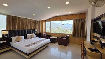 Familien-Suite | Zimmersafe, Schreibtisch, laptopgeeigneter Arbeitsplatz