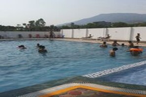 Outdoor pool - Suva Hotel (Birendranagar)