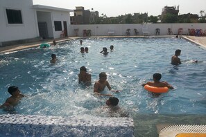 Una piscina al aire libre
