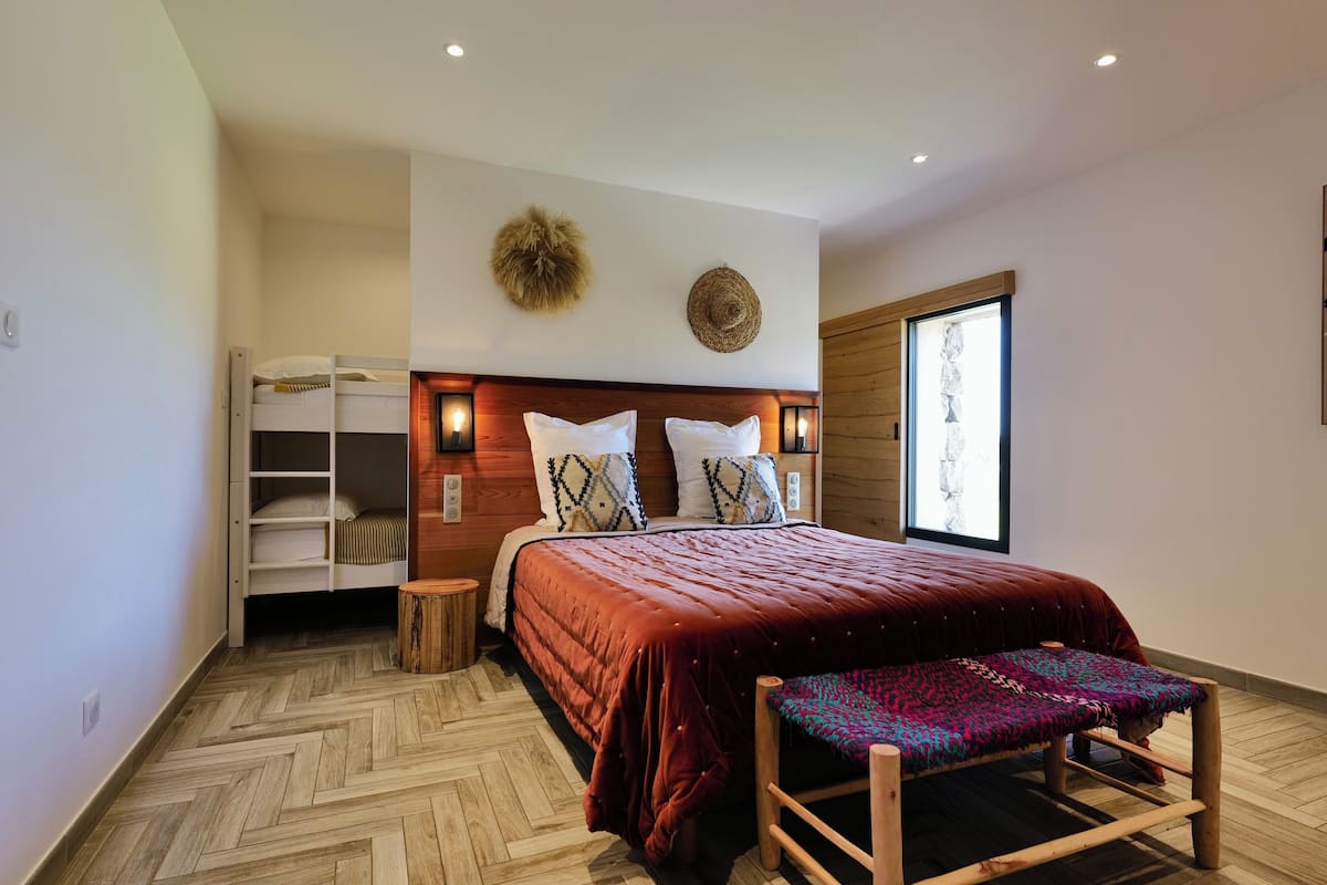 Quarto quádruplo superior | 1 quarto, roupas de cama premium, escrivaninha, Wi-Fi de cortesia