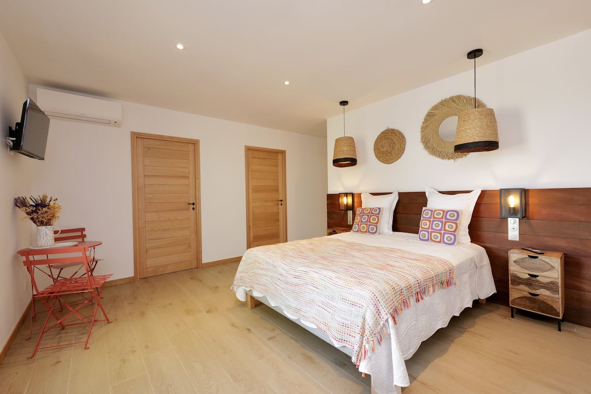 Suíte superior | 1 quarto, roupas de cama premium, escrivaninha, Wi-Fi de cortesia