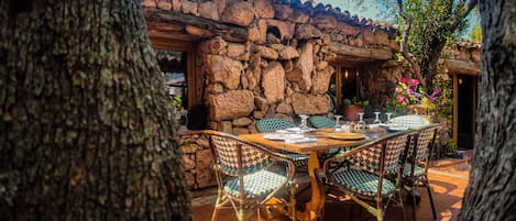 Se sirven comidas y cenas; con vista al jardín
