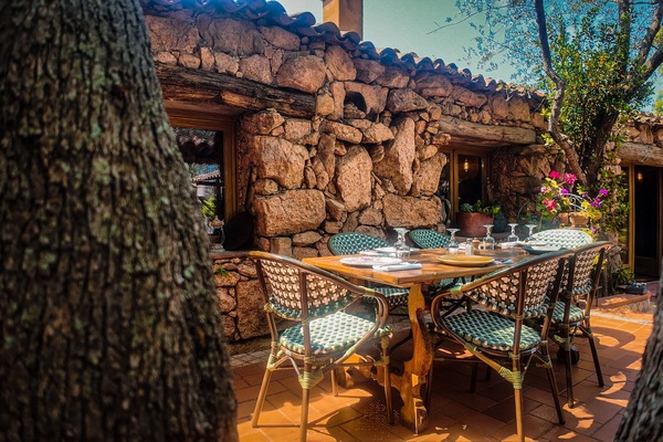 Lunch and dinner served, garden views