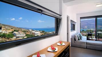 Apartment, Sea View | Ruang tamu | 42 inci televisyen skrin rata dengan satelit, TV