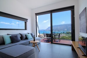 Appartement, vue mer | Coin séjour | Télévision à écran plat de 42 pouces avec chaînes par satellite