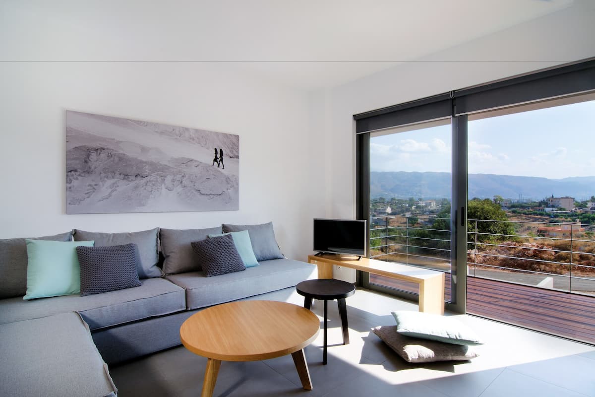 Appartement, uitzicht op bergen | Woonruimte | Een 42-inch flatscreentelevisie met satellietzenders en televisie