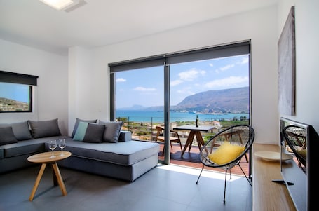 Duplex, vista para o mar | Área de estar | TV de tela plana 42 polegadas com canais via satélite, TV. Seametry Luxury Living Apartments Adults Only