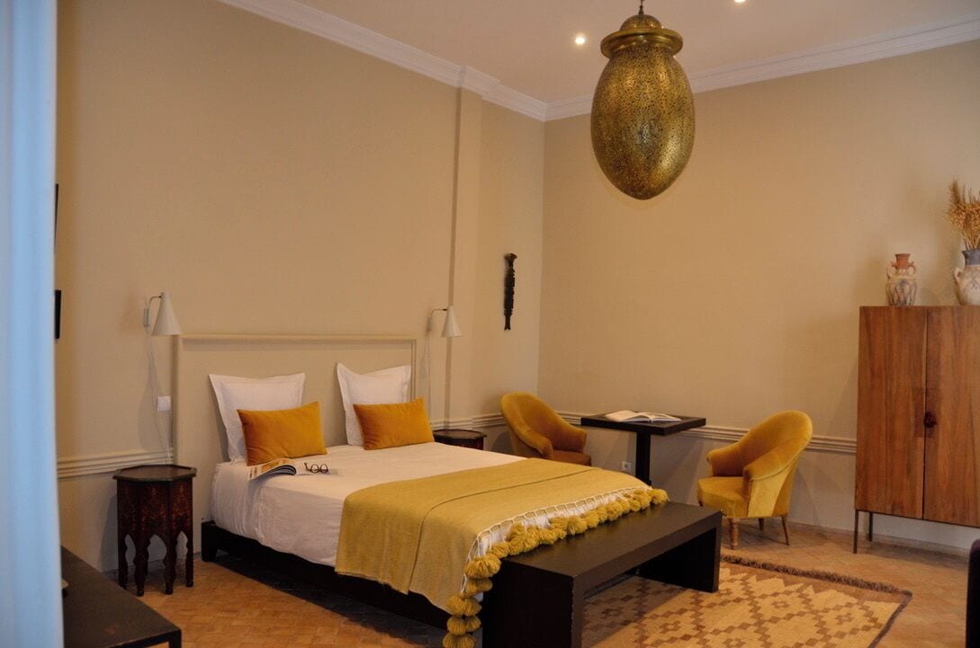 Chambre Quadruple Confort, salle de bains attenante, vue piscine | Coffres-forts dans les chambres, fer et planche à repasser